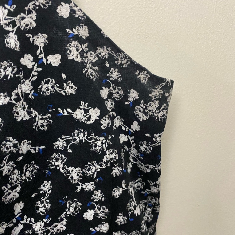 Peplum top, black with blue flowers. 2x Torrid - Picture 2 of 6